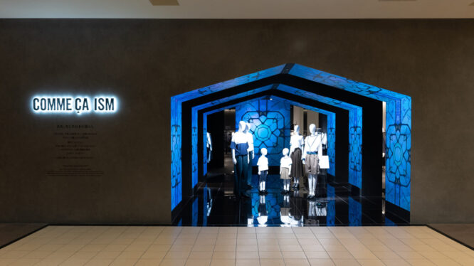 COMME CA ISM ららぽーとTOKYO-BAY店に万華鏡をイメージしたアーチ型LEDビジョンを導入！