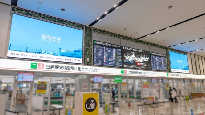 空港広告を次のステージへ　～4KLEDビジョンで広告価値を最大化～　福岡空港に超高精細4K LEDビジョン（1.2mmピッチ）を採用いただきました
